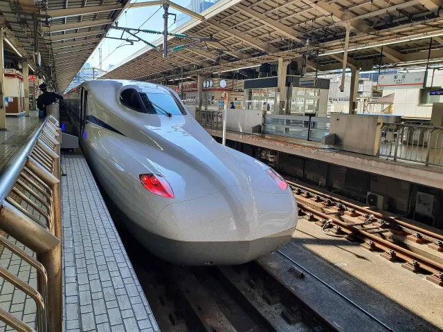 Tren bala en estación de Tokio, Japón.
