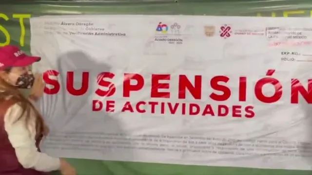 Personal del Invea coloca sellos de suspensión de actividades en Sportium. Foto: Redes Sociales
