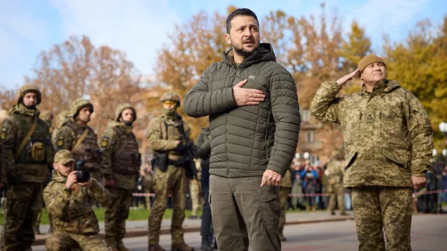 El presidente de Ucrania, Volodímir Zelenski, canta el himno nacional durante su visita a Jersón