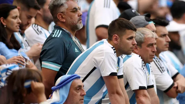 Aficionados argentinos reaccionan tras el juego con Arabia Saudita. Foto: Reuters