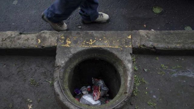 No tienes que salir de casa para reportar una coladera sin tapa.