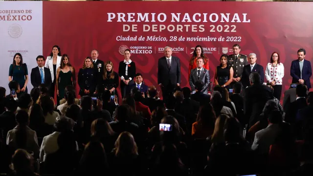 Funcionarios y ganadores del Premio Nacional de Deporte 2022. Foto: EFE