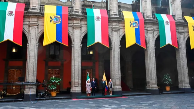 Los presidentes de México y Ecuador con sus esposas en Palacio Nacional