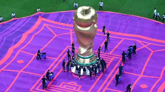 Fotografía que muestra una réplica del trofeo de la copa mundial en el estadio Al-Bayt, previo al partido entre Qatar vs Ecuador. Foto: AFP