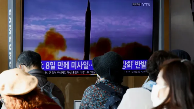 Surcoreanos ven por televisión el lanzamiento de un misil por parte de Corea del Norte
