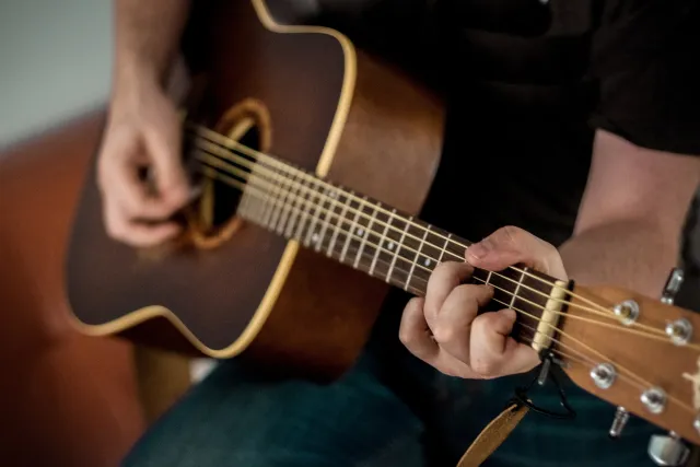 Hombre tocando la guitarra