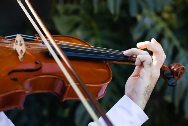 Intérprete tocando un violín