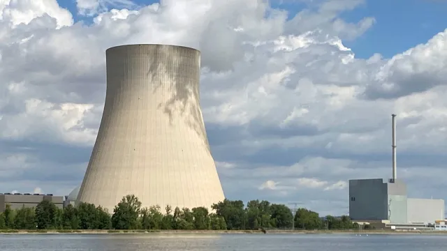 Torre de enfriamiento en la planta nuclear de Isar 2, en Landshut, Alemania