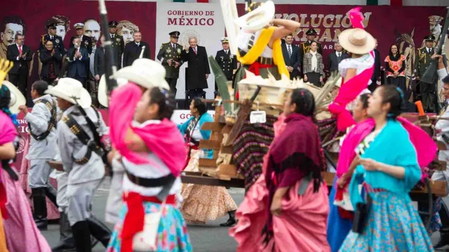 El presidente Andrés Manuel López Obrador (AMLO) presenció el desfile del 20 de noviembre. Foto: Presidencia de México 