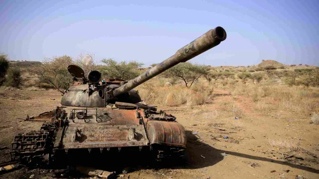 Un tanque destruido después de los combates entre la Fuerza de Defensa Nacional de Etiopía (ENDF) y las fuerzas del Frente de Liberación del Pueblo del Tigray (TPLF) en Afar, Etiopía.