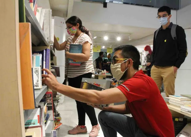 Clientes en una librería de la Ciudad de México