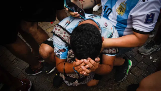 Aficionados se llevan las manos a la cabeza y se arrodillaban. Fuente: Reuters