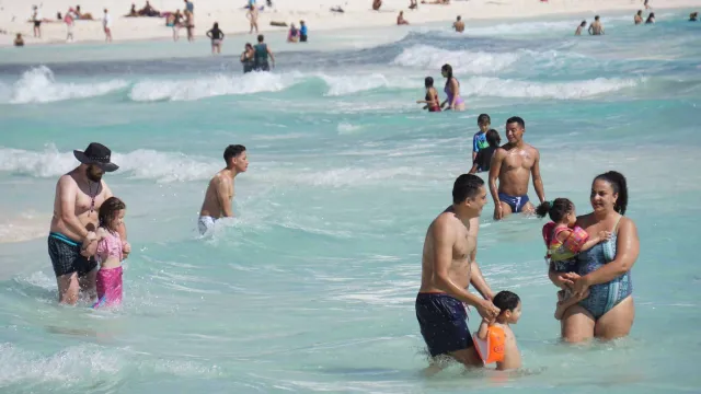 Turistas abarrotan las playas de Cancún previo a Navidad