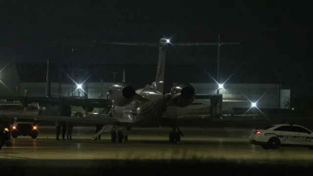 El avión que transportaba a Brittney Griner aterriza en Texas. Foto: Reuters