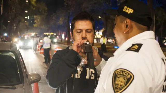 Policía en un punto de revisión del operativo Conduce Sin Alcohol.