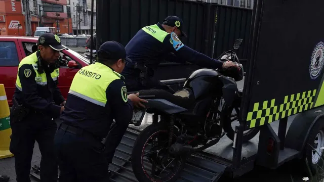 Elementos de la SSC retiran una moto de un conductor infractor