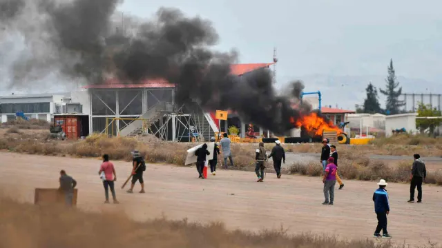 Enfrentamientos entre seguidores de Pedro Castillo y policías en aeropuerto de Perú. Foto: AFP