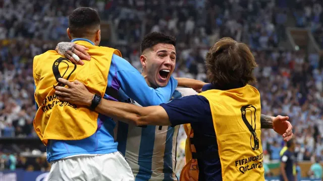 Enzo Fernández de Argentina celebra su tercer gol con sus compañeros. Foto Reuters