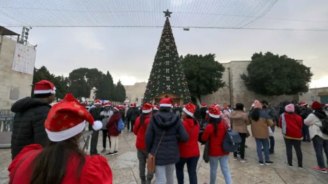 Gente en Belén por Navidad