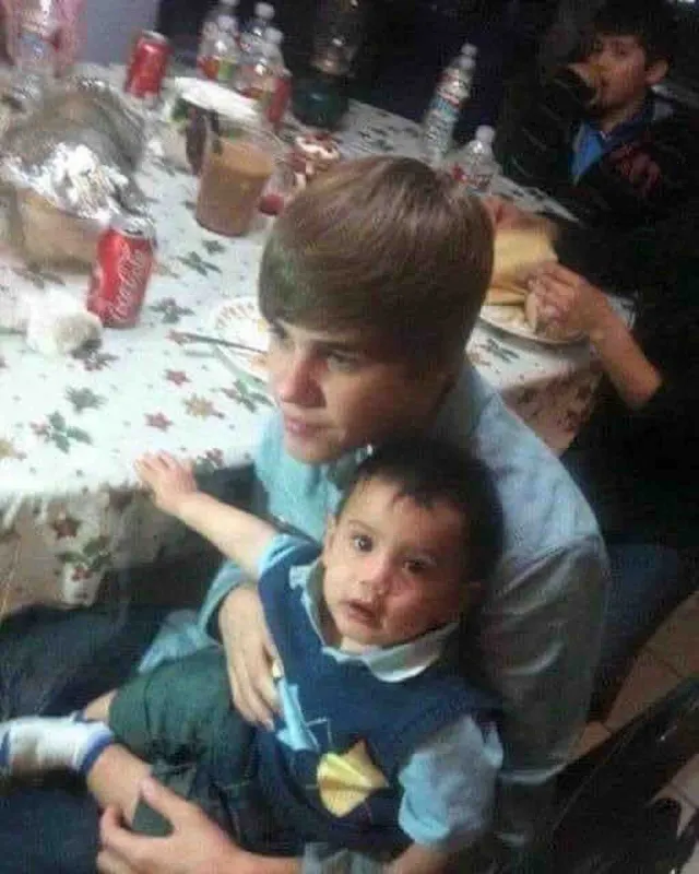 Justin Bieber cargando un bebé