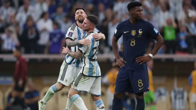 Lionel Messi de Argentina celebra su tercer gol con Alexis Mac Allister. Foto: Reuters