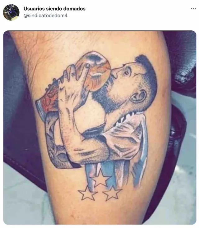 Tatuaje de Messi besando la copa