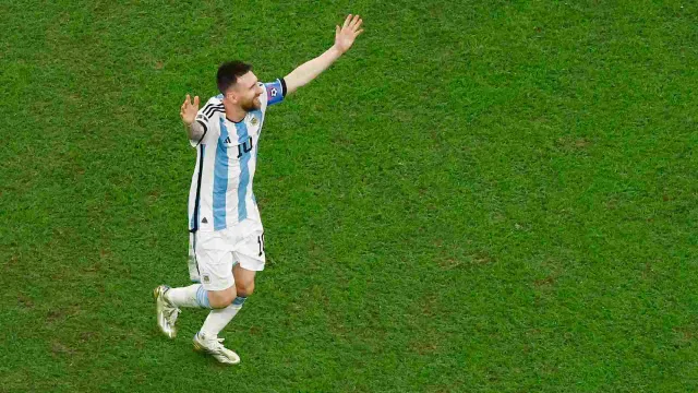 Lionel Messi de Argentina celebra uno de sus tres goles. Foto: Reuters