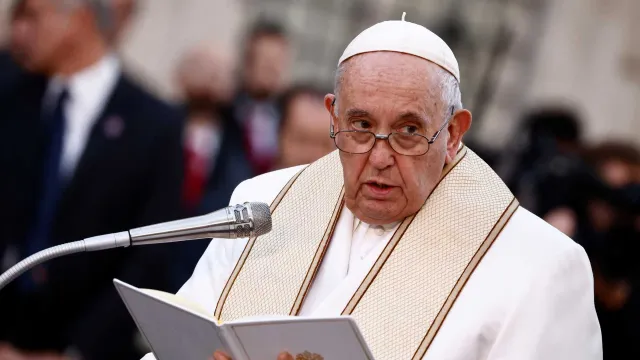 El papa reza ante la Virgen Inmaculada y llora por Ucrania