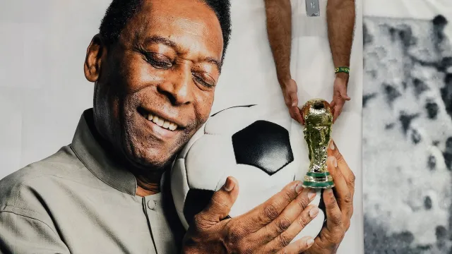 Político brasileño afirma que el papa reza por Pelé