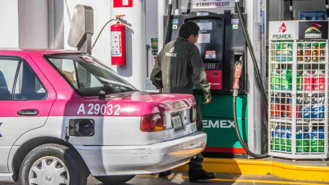 Despachador de gasolina trabajando.
