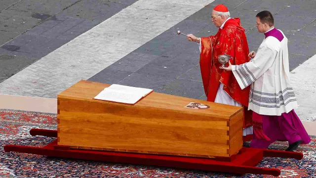 Vierten agua bendita sobre féretro de Benedicto XVI