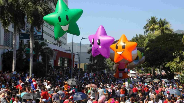 Delebran Día de Reyes con desfile de globos en Acapulco