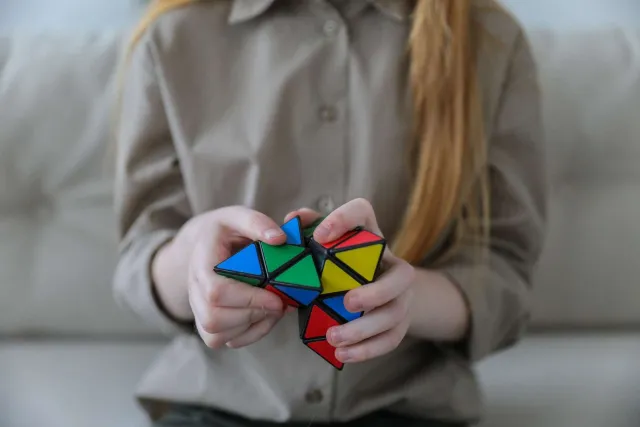 Infante juega con un cubo rubik