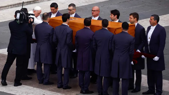 Papa Francisco toca ataúd de Benedicto XVI