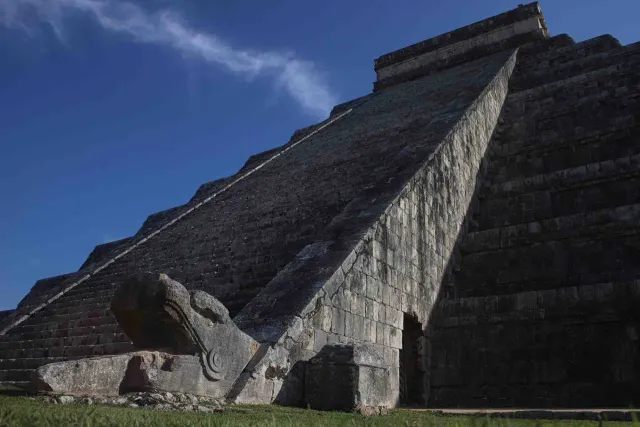 Sitio arqueológico de Chichén Itzá durante el equinoccio de primavera