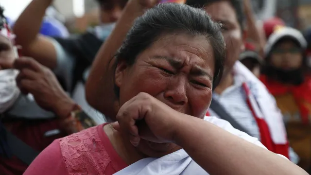 Mujer llora durante la marcha antigubernamental "La toma de Lima". 