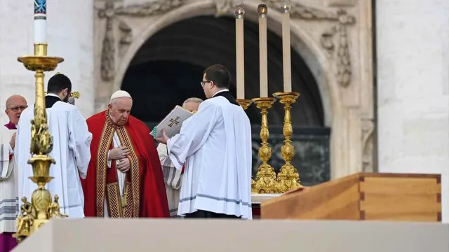 Papa Francisco preside funeral de Benedicto XVI