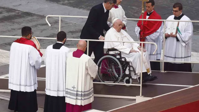 Papa Francisco llega en silla de ruedas a la plaza de San Pedro