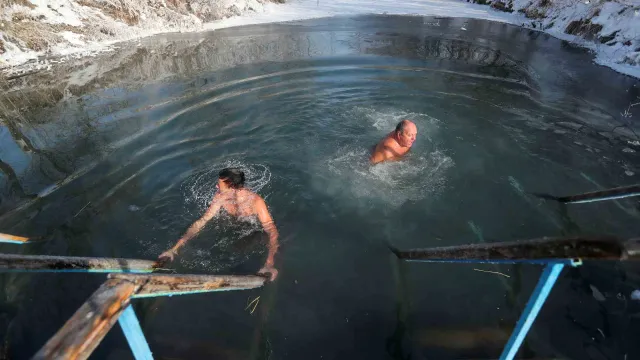 Habilitan estanques para realizar los baños helados