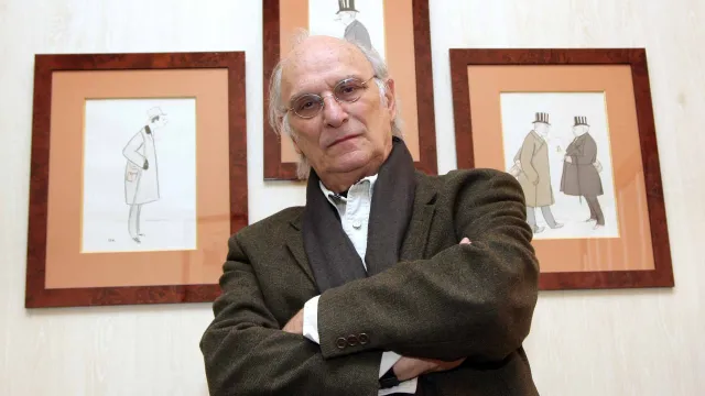 Carlos Saura frente a una galería