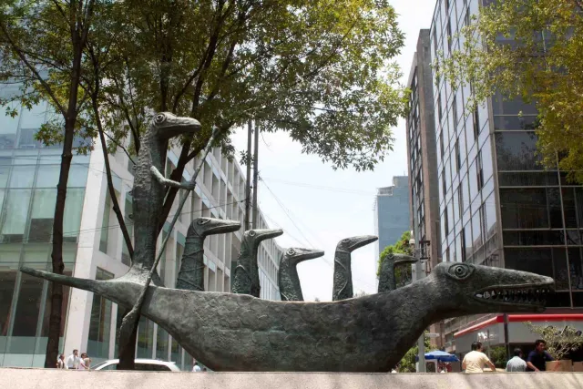 Escultura “El cocodrilo” de Leonora Carrington, en Reforma. 