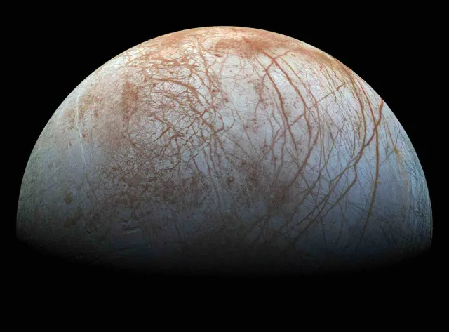 Europa, luna de Júpiter descubierta por Galileo, fotografiada por la sonda Galileo