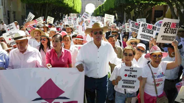 Vincente Fox acudio a la marcha en la ciudad de León, en Guanajuato