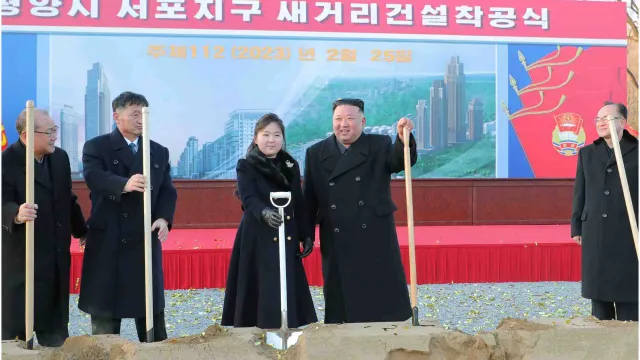 Kim Jong-un asiste con su hija a un evento de construcción