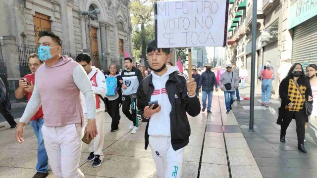 Comienzan a llegar personas al zócalo para la manifestación. Foto: Samuel Servin | N+