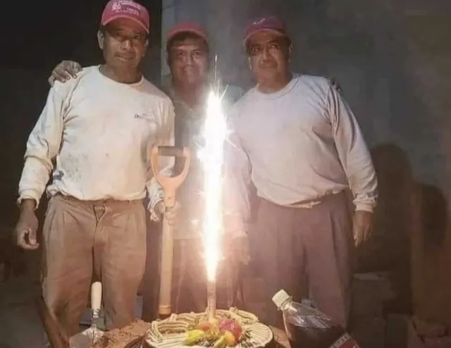 Albañiles comparten pastel de cumpleaños