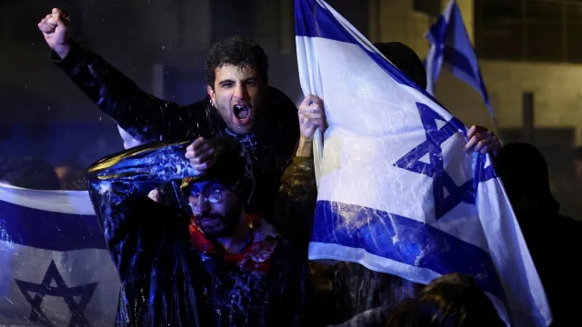 La gente asiste a una manifestación después de que el primer ministro israelí, Benjamin Netanyahu, despidió al ministro de defensa. Foto: Reuters