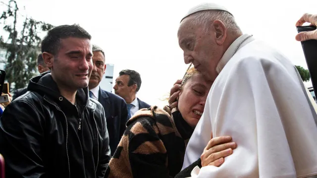 El papa saludó a una pareja que anoche perdió a su hija. Foto: EFE