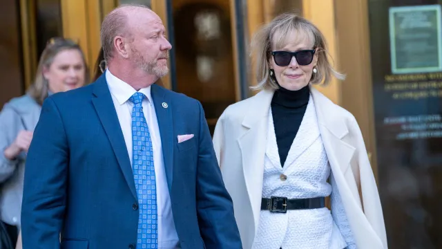 E. Jean Carroll, sale de la Corte Federal de Manhattan luego de un caso civil, 2 de mayo 2023. Foto: Reuters | Archivo