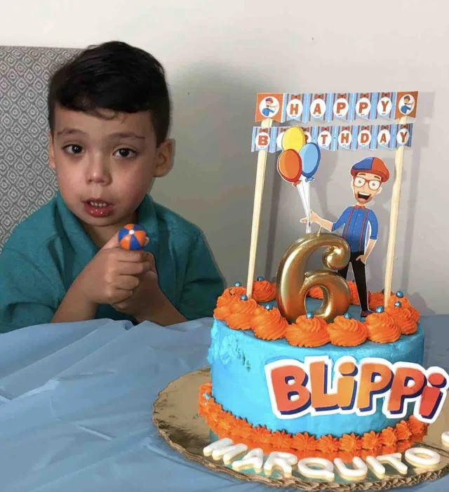 Marco junto a su juguete favorito en su sexto cumpleaños